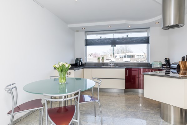 Foto - Verkocht onder voorbehoud: Verrassend ruime en instapklare gezinswoning met diepe zonnige tuin in Hoensbroek
